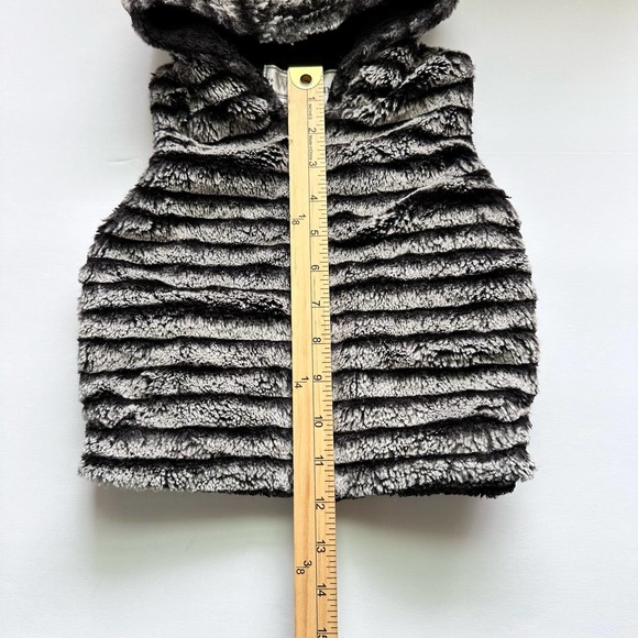 Widgeon Kids Faux Fur Teddy Bear Vest Black and gray with pockets 2T - Picture 8 of 8